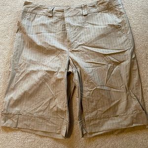 Woman’s beige shorts by Jaclyn Smith